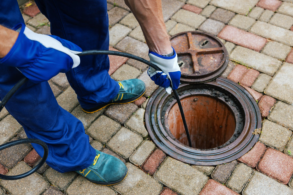 Técnicos realizando un desatasco en arqueta exterior